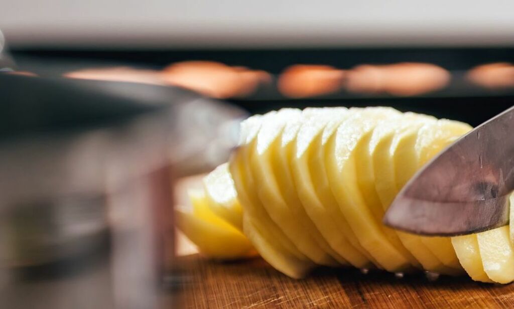 Añade las patatas peladas y cortadas en rodajas gruesas
