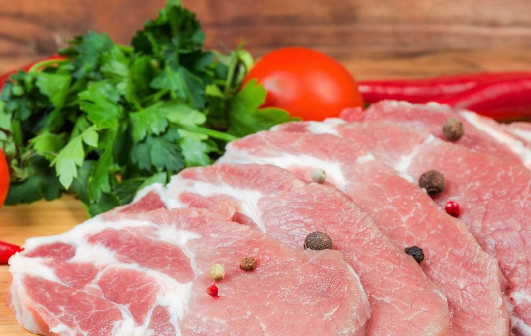 Sofríe en una cazuela con aceite las costillas de cerdo 