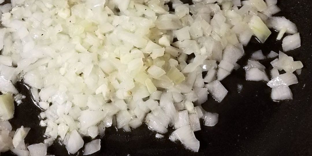 Cebolla para hacer arroz caldoso con bogavante