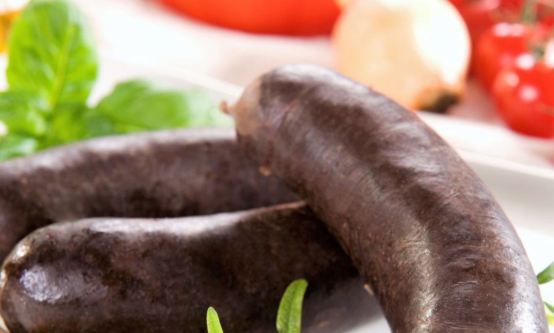 Incorpora la morcilla cortada en dos y deja sofreír