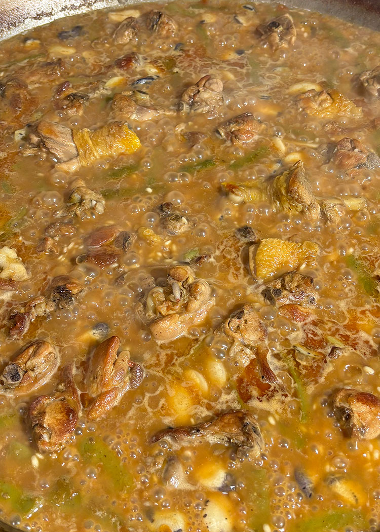 Echar infusión de azafrán a paella valenciana