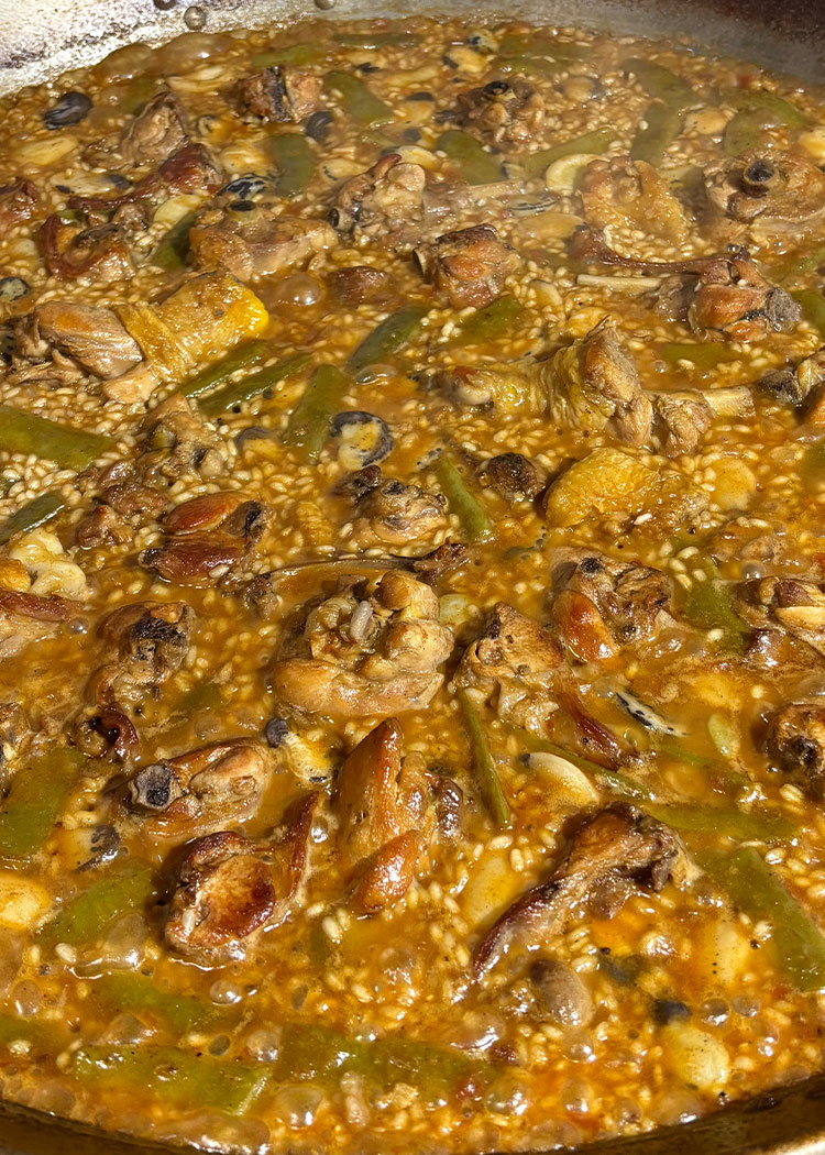 Cocinar paella valenciana