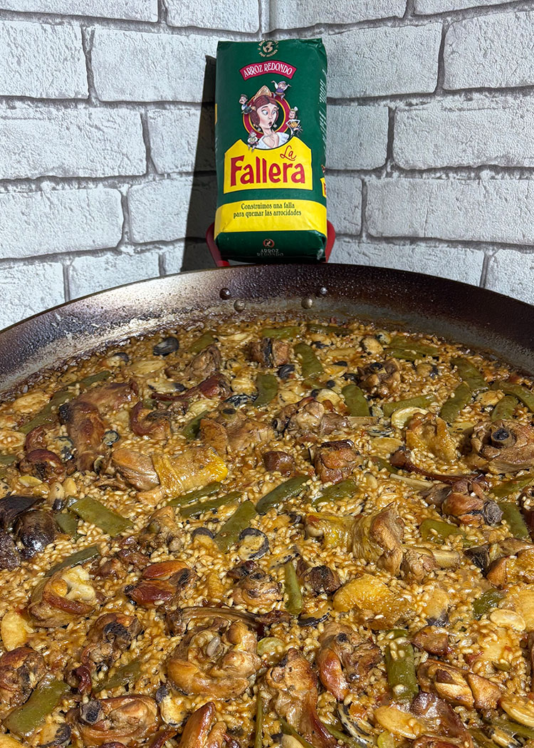 Presentación de paella valenciana