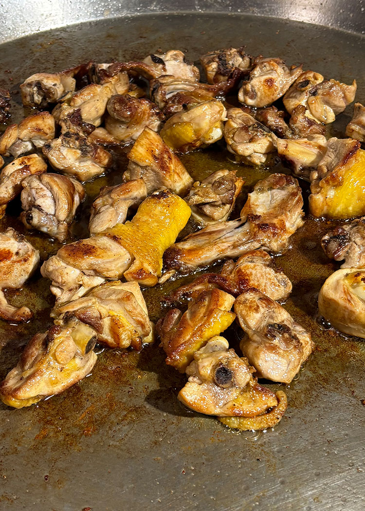 Dorar carnes para paella valenciana