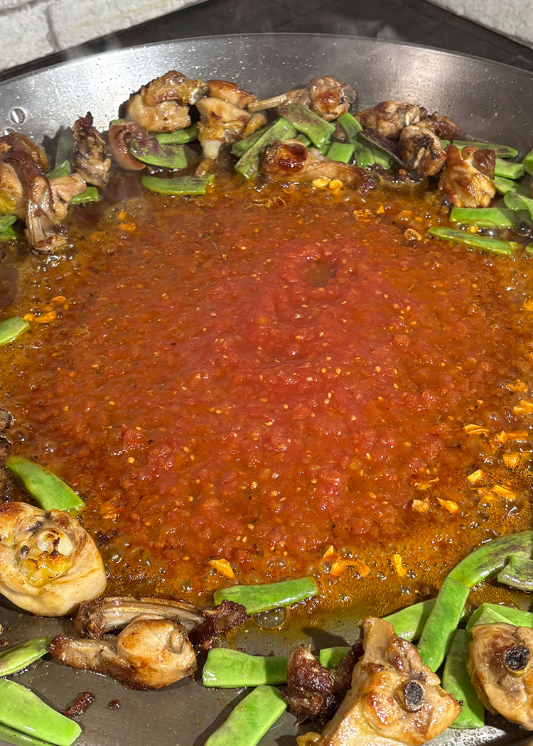 Añadir tomate rallado a paella valenciana
