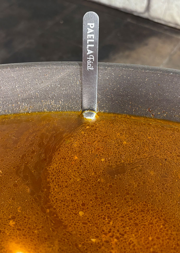 Verter caldo a paella valenciana