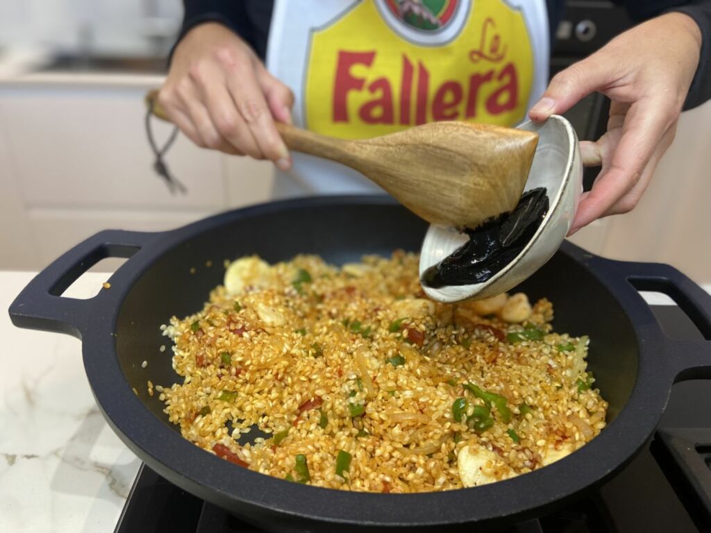 Como cocinar una paella de arroz negro