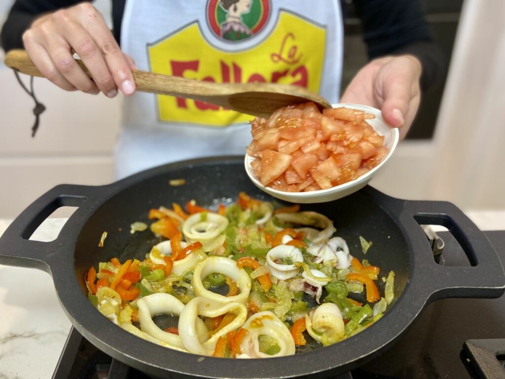 Agregamos los dados de tomate al sofrito de paella de marisco