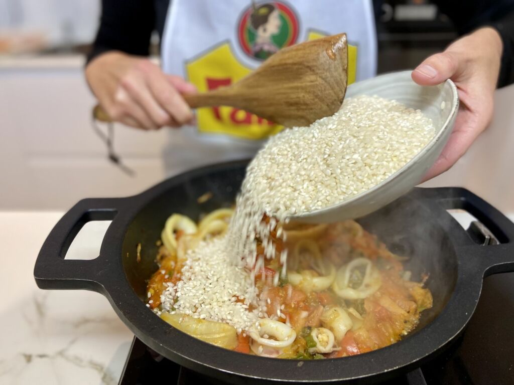 Añadimos el arroz a la mezcla junto a un poco de salsa de ñoras