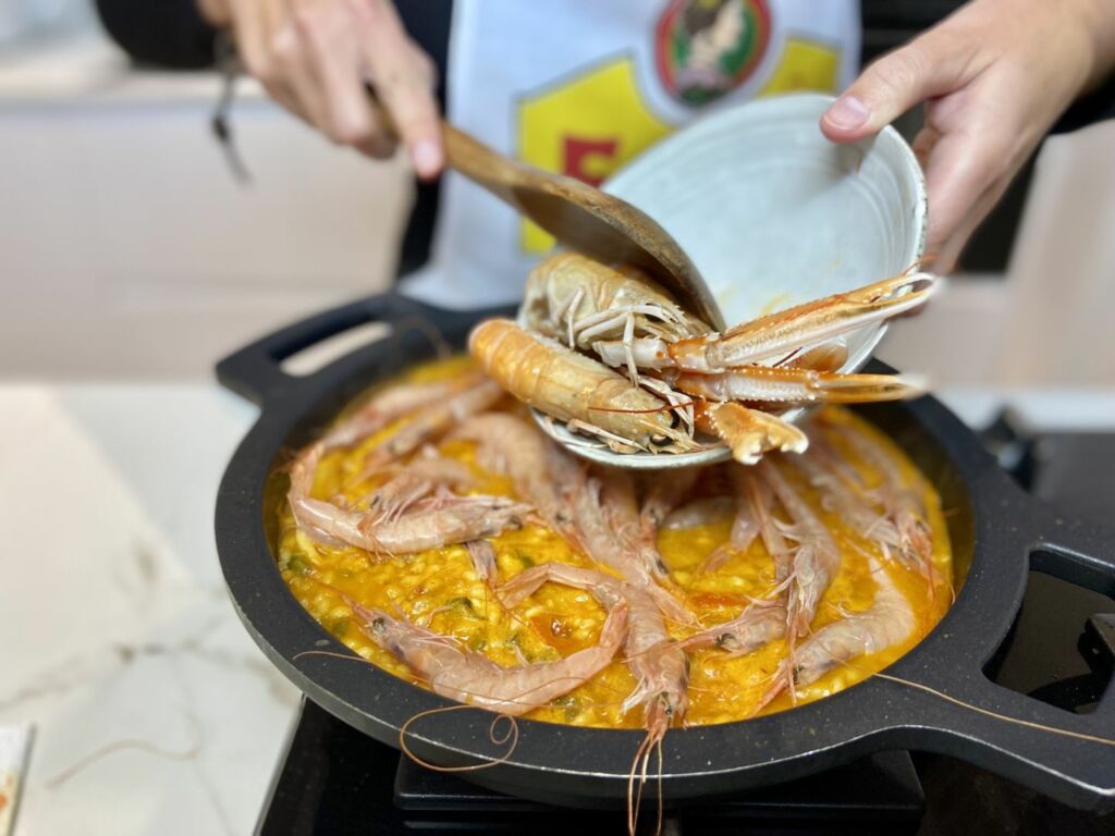 Incorporamos las gambas y las cigalas