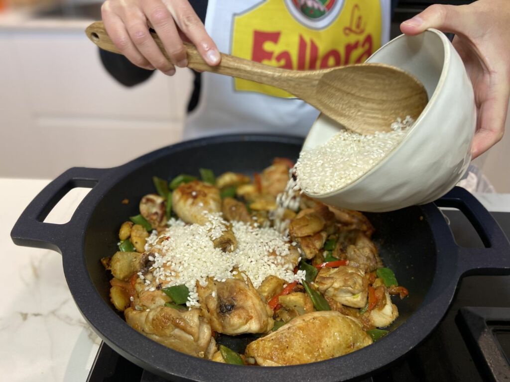 Añadiendo el Arroz bomba a la sartén