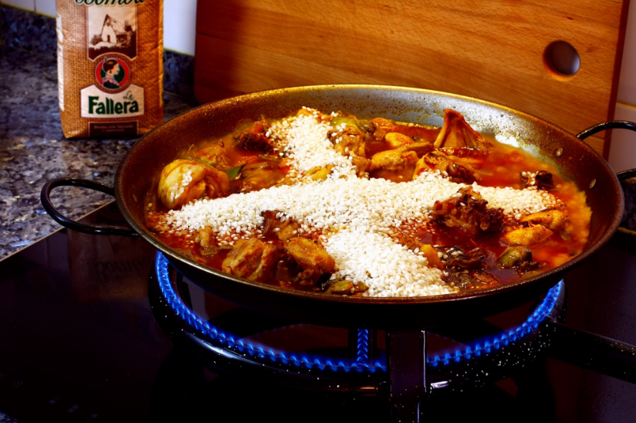 Echamos el arroz en diagonal y en forma de cruz