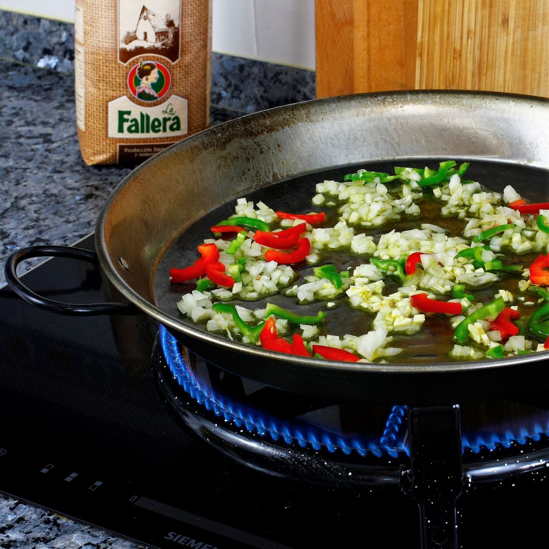 Preparamos el sofrito para la paella de marisco