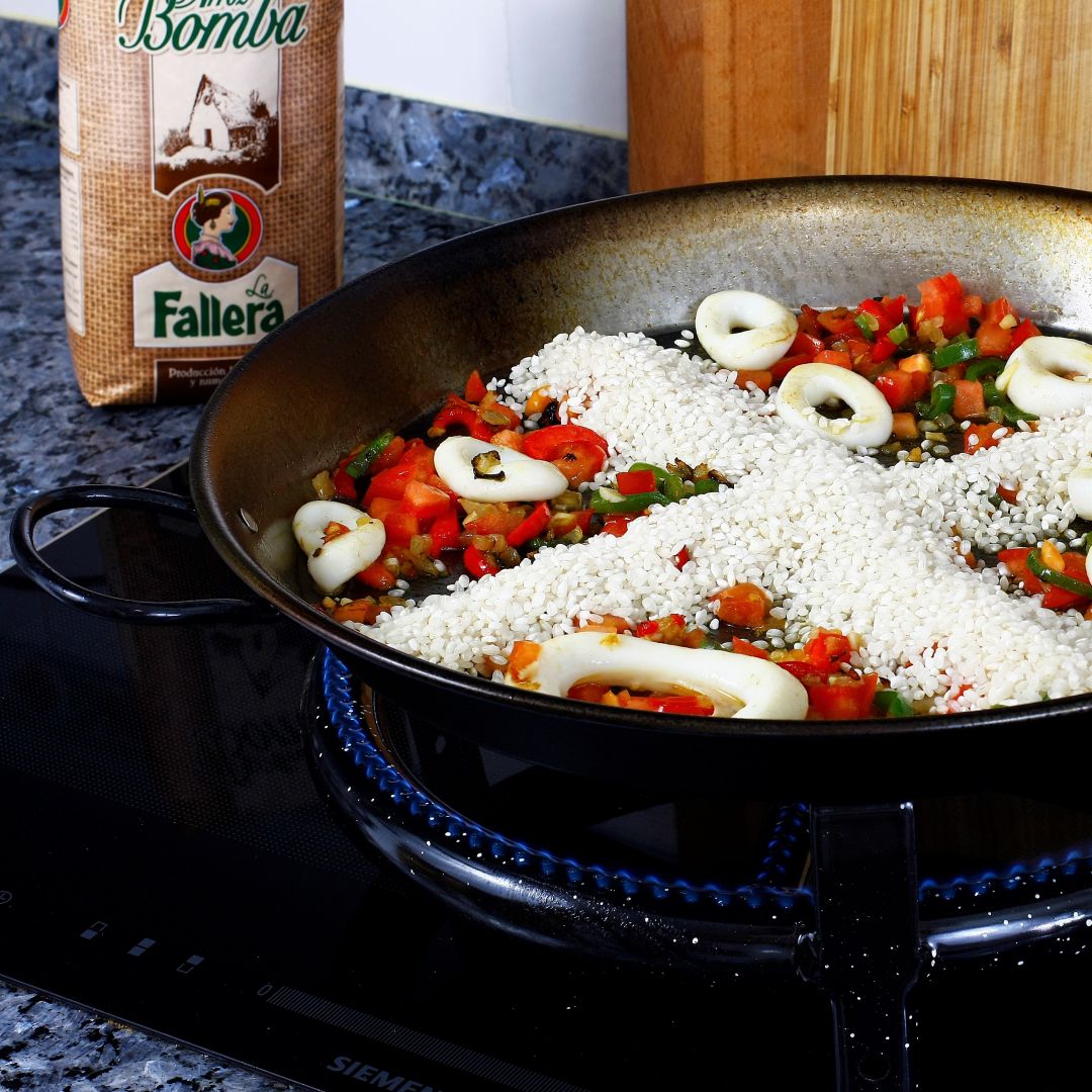 Agregamos el arroz La Fallera Bomba