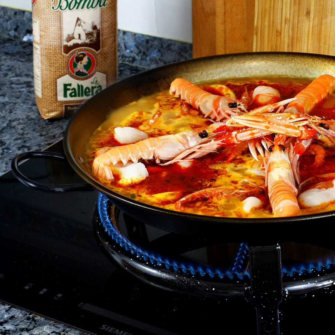 Paella de marisco con arroz bomba La Fallera