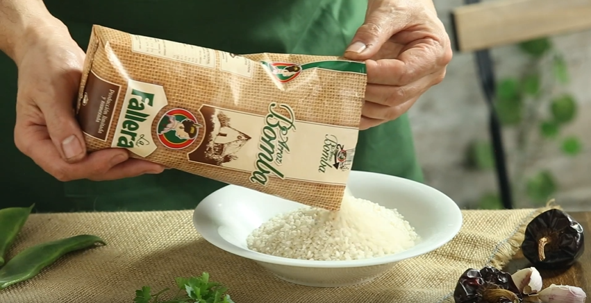 Añadimos el arroz Bomba de La Fallera