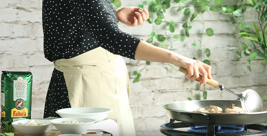 Añadimos las verduras y el tomate y elaboramos un sofrito homogéneo