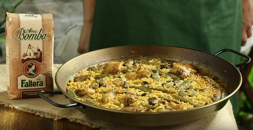 Paella al estilo de El Camp de Túria. con arroz bomba La Fallera