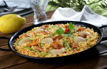 paella de la huerta con pollo preparada