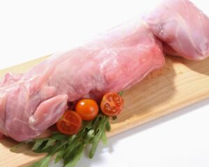 carne de conejo sobre tabla de cortar
