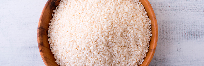 La variedad de arroz bomba es ideal para preparar este arroz del senyoret 
