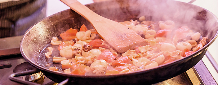 Sofreímos los ingredientes que acompañan a nuestro arroz