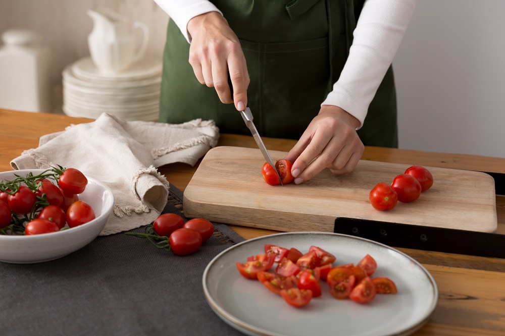 Lavamos y cortamos los tomates Cherry