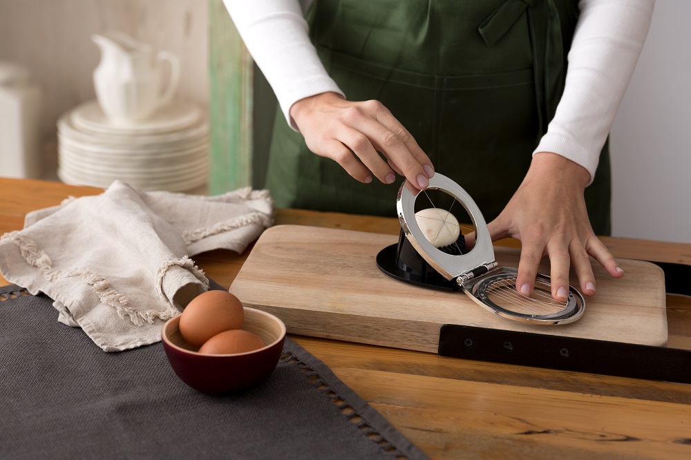 Cocemos los huevos en una olla con agua