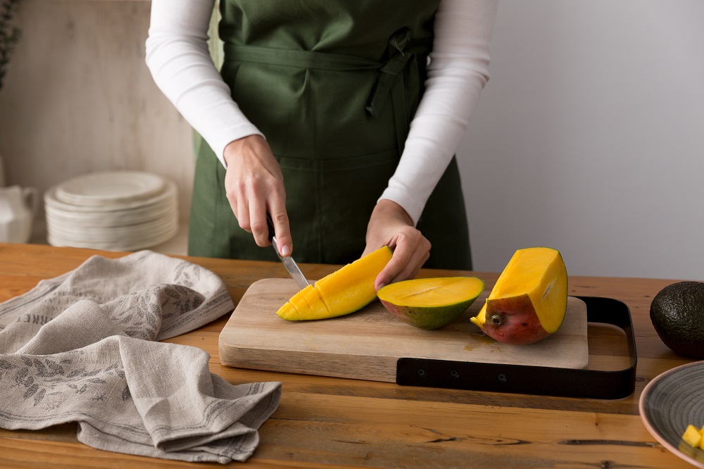 Lavamos y cortamos el mango en tacos pequeños