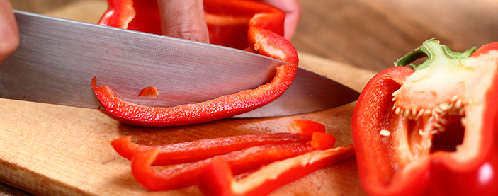 Cortamos en tiras finas el pimiento rojo