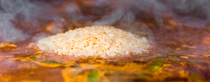 Dejamos cocer el arroz La Fallera Bomba