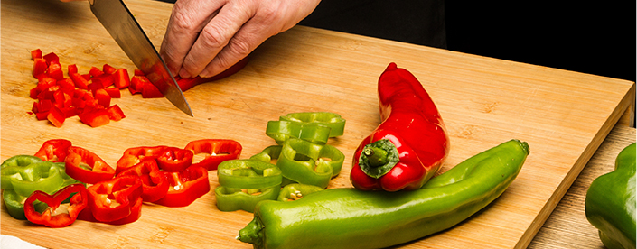 Cortamos en dados el pimiento verde y rojo.