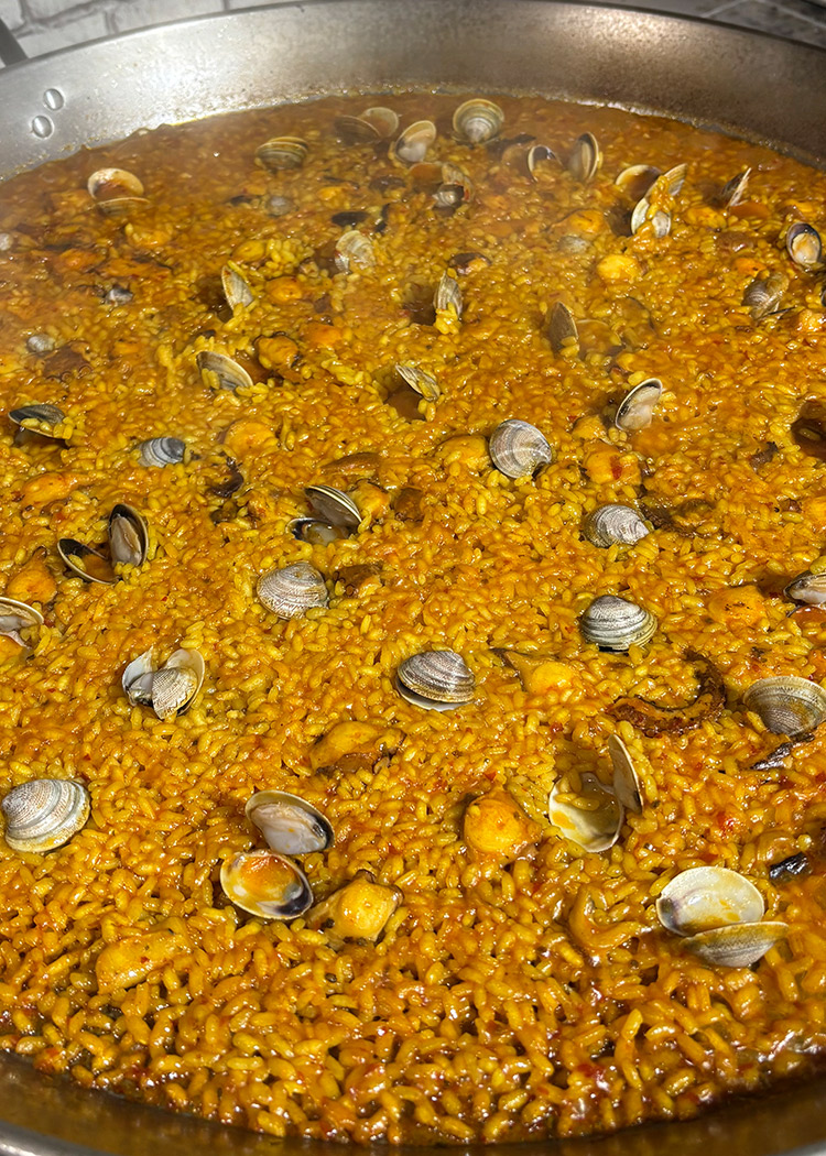 Añadir chirlas para arroz alicantino con salmorreta