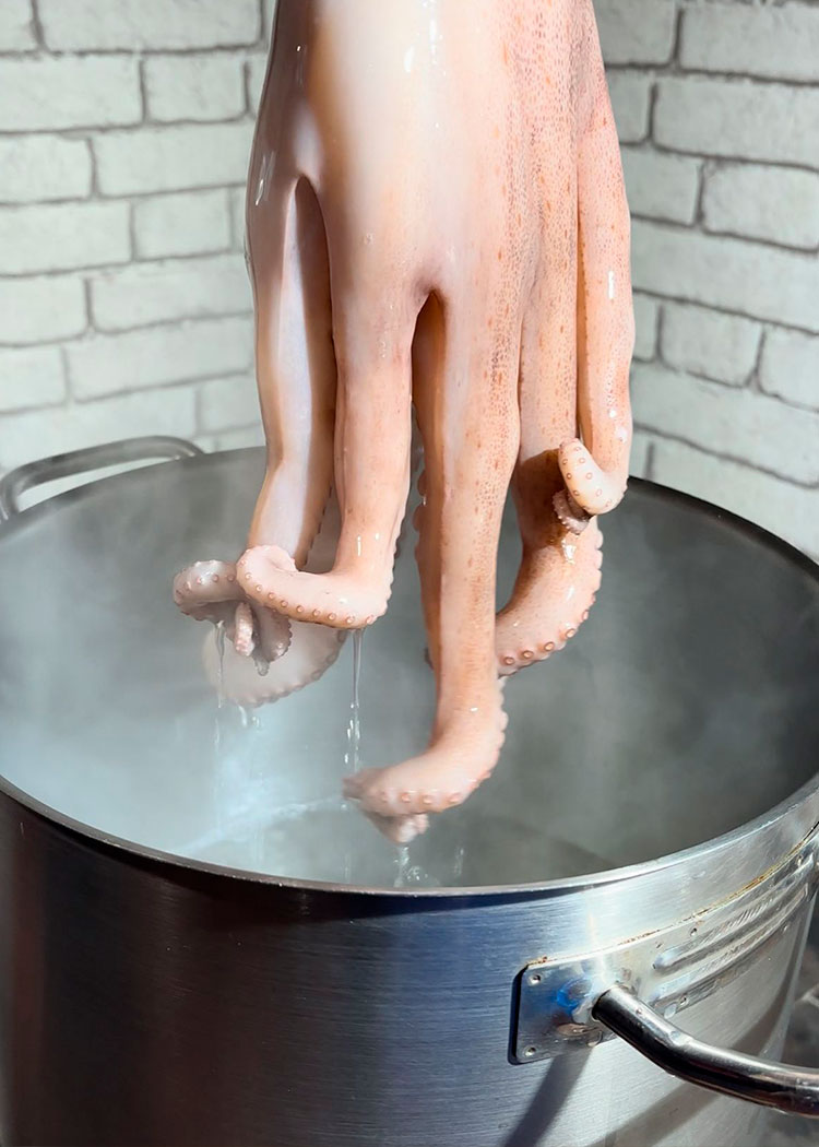 cocer el pulpo para arroz alicantino con salmorreta
