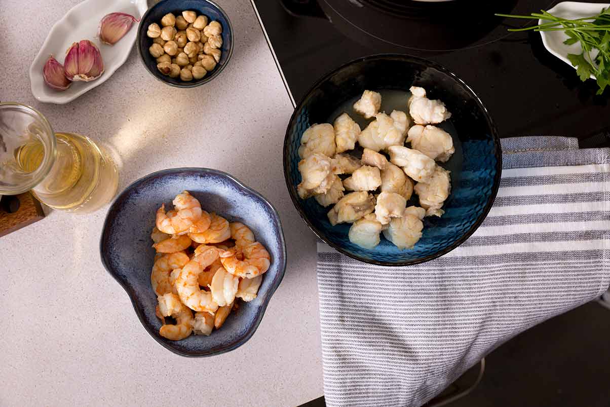 Receta arroz caldoso de rape y langostinos paso 1 pelar y limpiar los langostinos