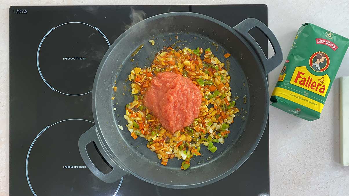 Receta arroz con pulpo paso 2 añadimos la carne del pimiento choricero y le damos unas vueltas para mezclarlo bien