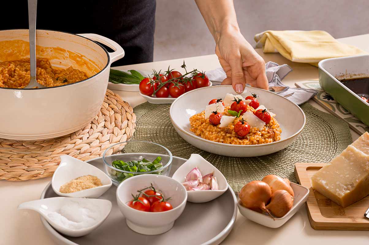 Arroz meloso de tomate y albahaca Paso final emplatado con tomates cherry