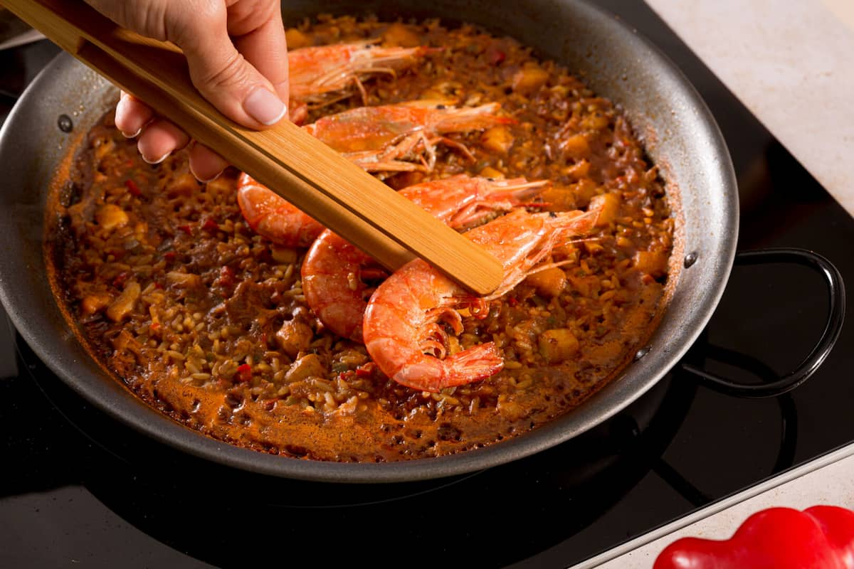 Receta paella sepia y gambones paso 7 cocinamos a fuego alto 6 minutos y a fuego medio 10. A falta de 1 minuto, colocamos los gambones