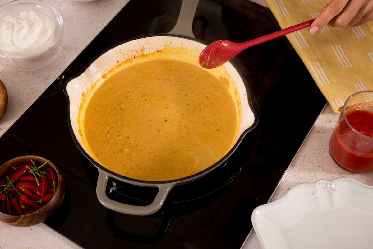 Receta pollo al curry paso 3 sofreímos la cebolla, el ajo y el jengibre rallado hasta que esté la cebolla se vuelva translucida