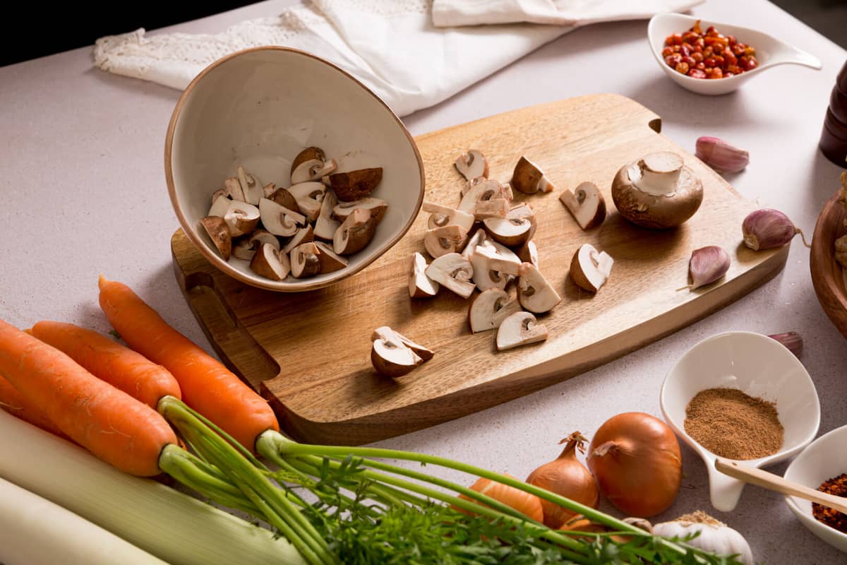 Receta arroz caldoso de verduras paso 2 cortar en dados la zanahoria; en unos un poco más grandes, la calabaza; y vas a limpiar y cortar en cuartos los champiñones