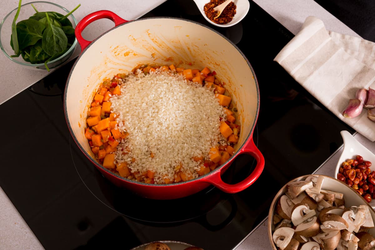 Receta arroz caldoso de verduras paso 4 cuando ya el sofrito este listo, añadimos la zanahoria y la calabaza