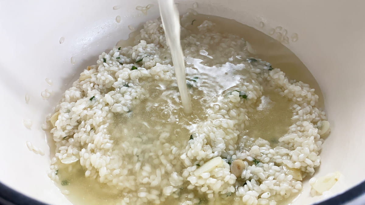 Receta arroz con almejas paso 3 añadimos el arroz, lo nacaramos un par de minutos y agregamos el vino blanco