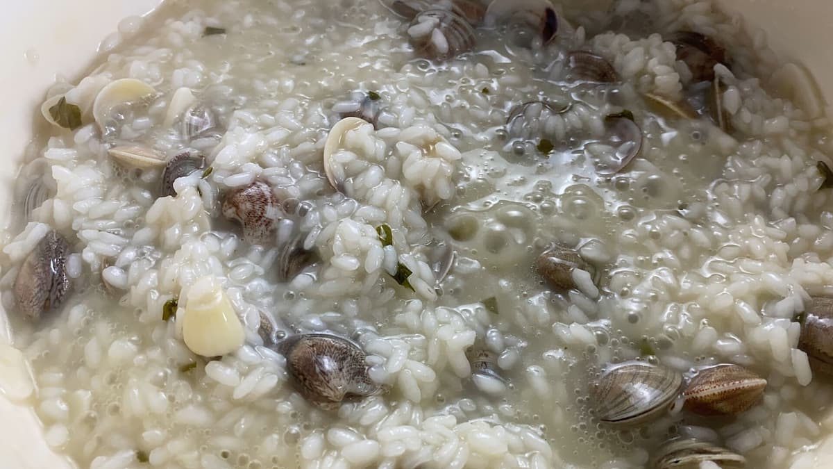 Receta arroz con almejas paso 4 añadiremos el caldo de pescado y cocinamos el arroz durante unos 10 minutos