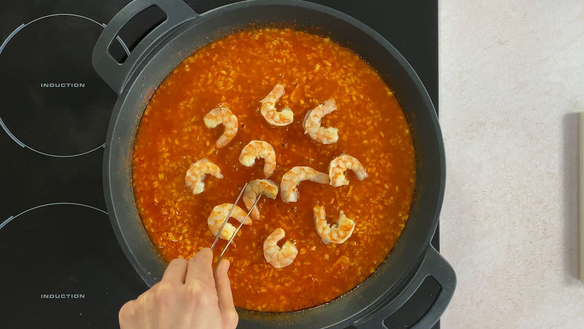 Receta arroz con gambones paso 4 añadimos el arroz y el caldo