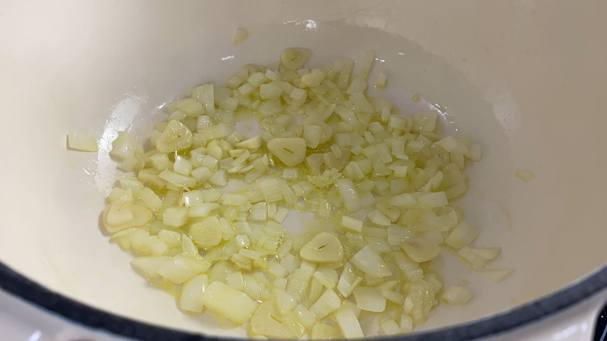 Receta arroz con setas paso 1 picamos la cebolla en trozos pequeños y laminamos los ajos