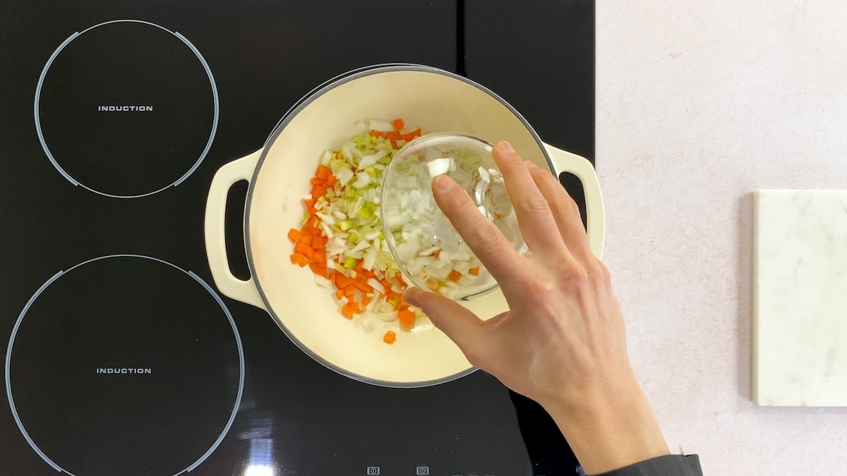 Receta arroz frito paso 2 picamos la zanahoria, la cebolla y el puerro