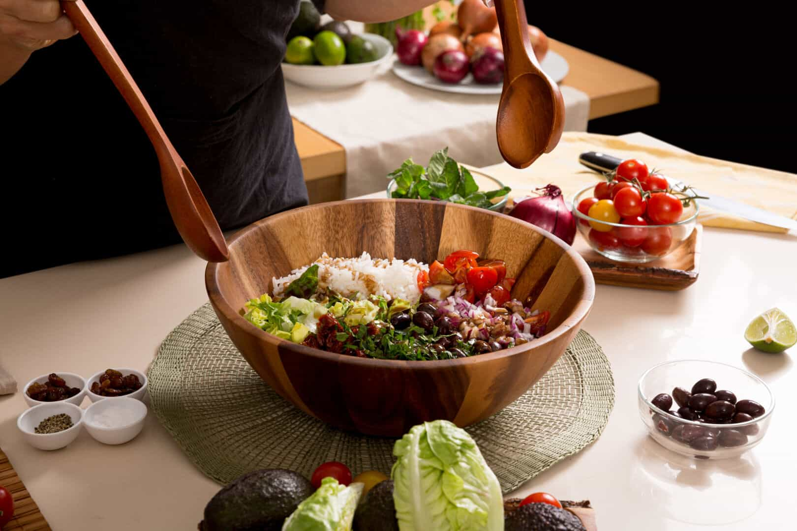 Receta ensalada arroz atún y aguacate paso 4 añade dos cucharones de arroz blanco hervido, el cogollo, la cebolla, el tomate seco y los tomates cherry. Aliñamos con la vinagreta y lo mezclamos todo