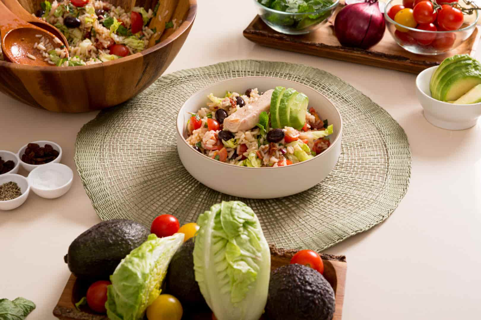 Receta ensalada arroz atún y aguacate paso 5 emplatar y añadir unos buenos pedazos de bonito en conserva a cada plato y unas laminas de aguacate al gusto