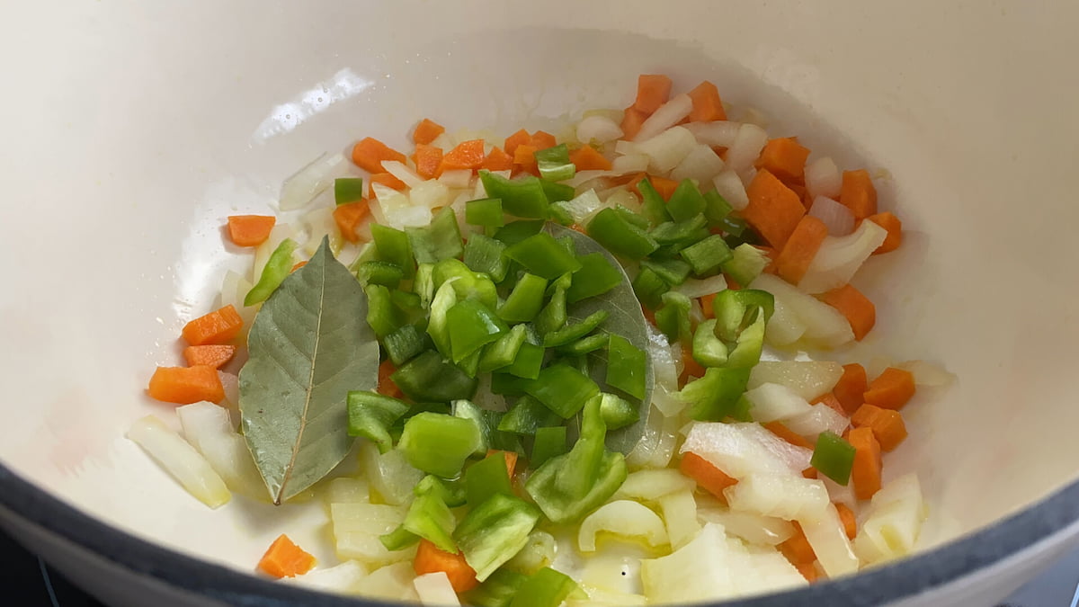 Receta lentejas con arroz paso 2 picamos, en trozos no demasiado pequeños, la cebolla, la zanahoria y el pimiento