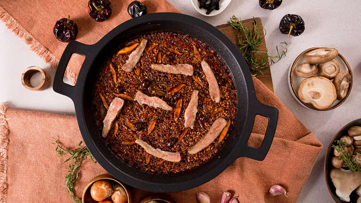 Receta paella secreto y boletus plato listo